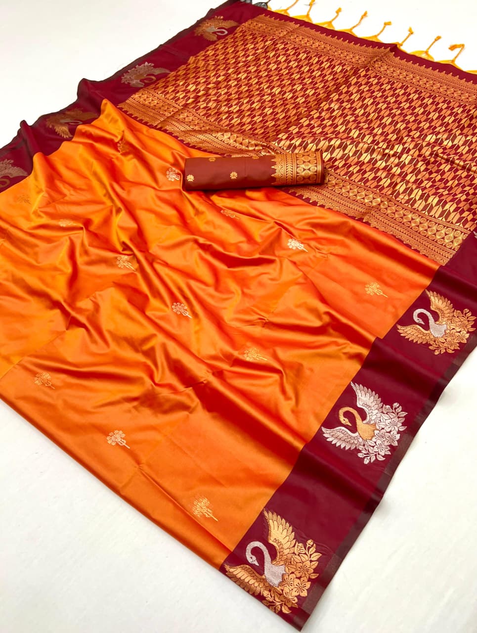 Soft Handloom Dual Tone Effect Saree with Brocade Zari Pallu – ₹1399