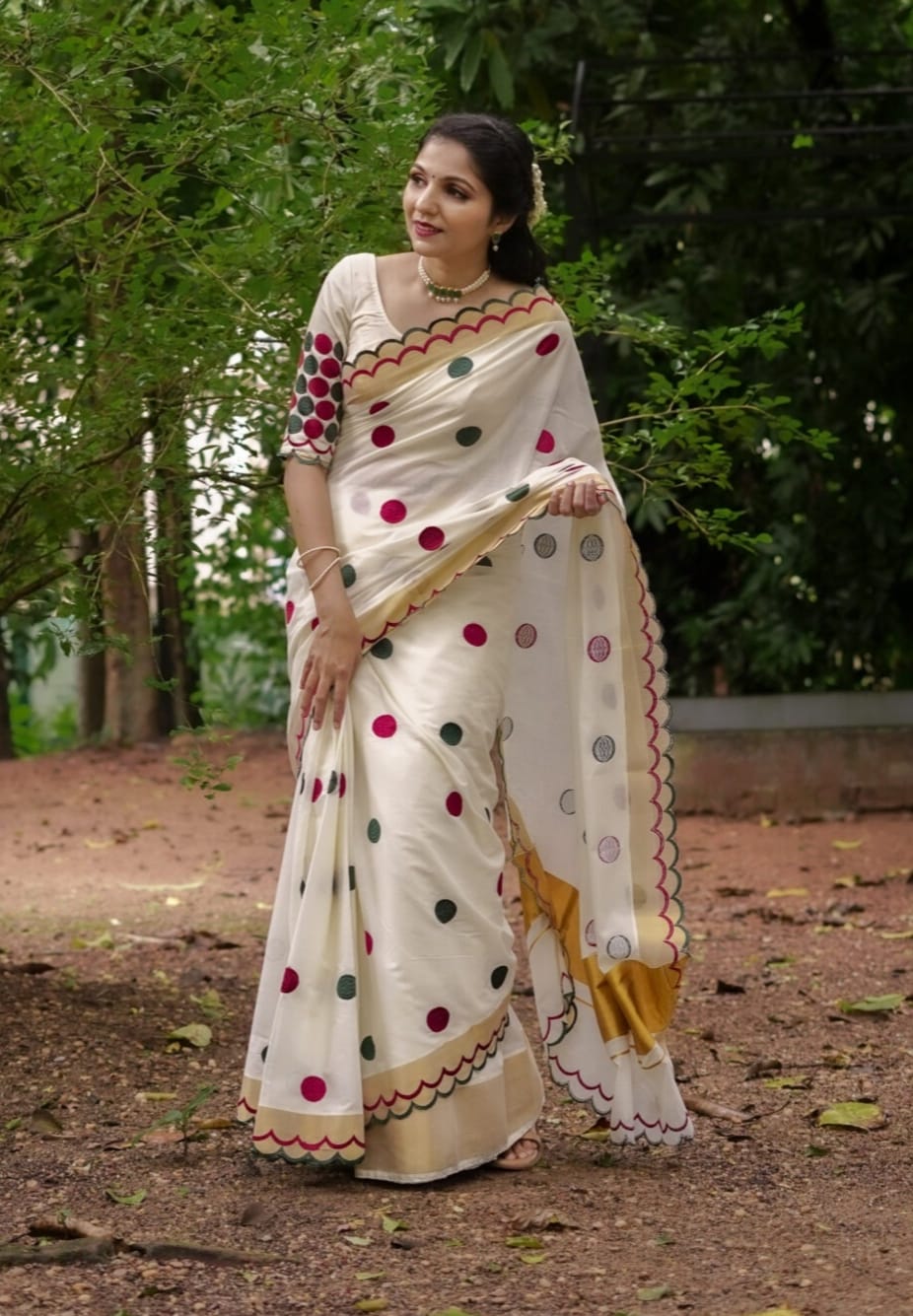 Linen Slub Cotton Saree with Polka Dots & Scalloped Borders – ₹999