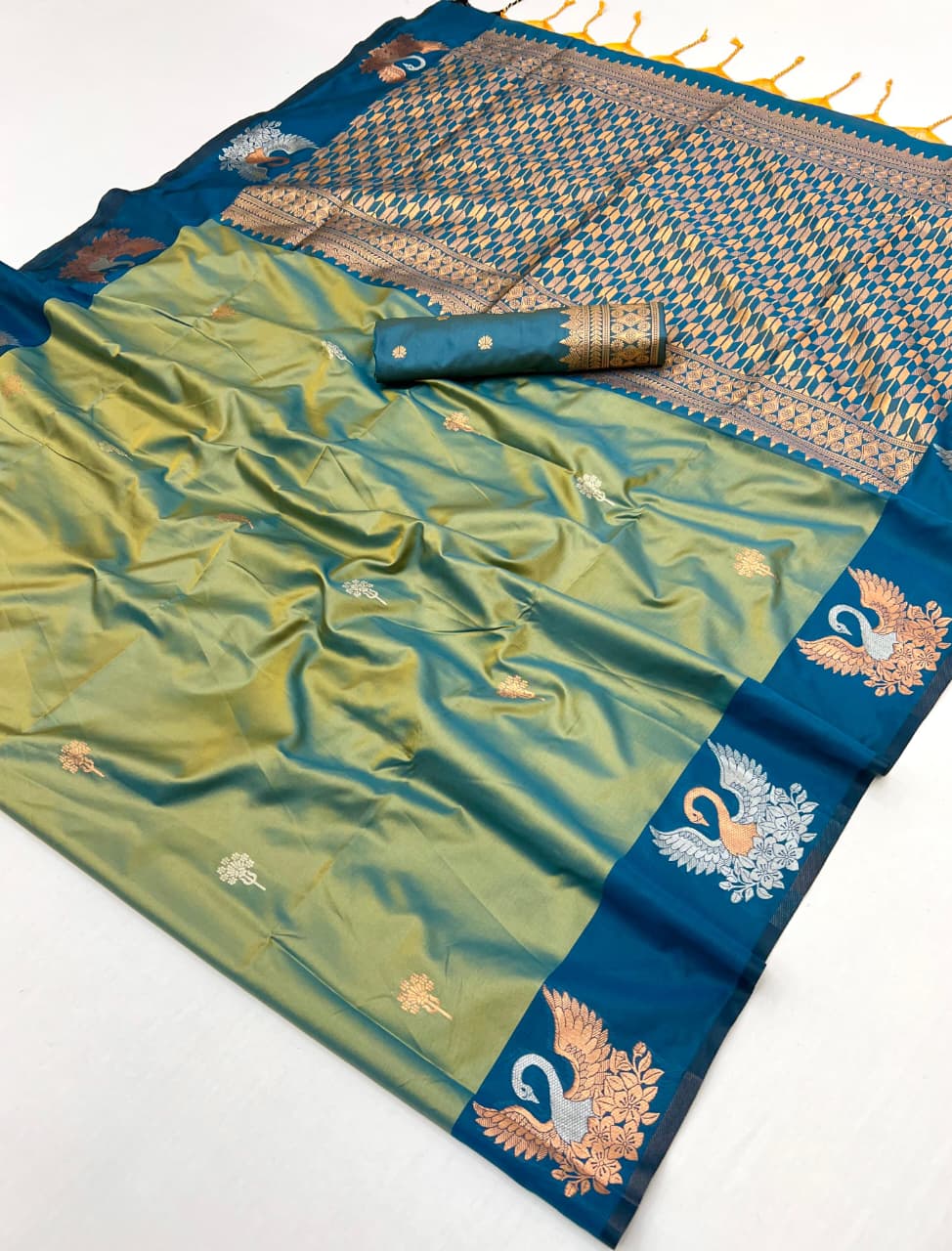 Soft Handloom Dual Tone Effect Saree with Brocade Zari Pallu – ₹1399
