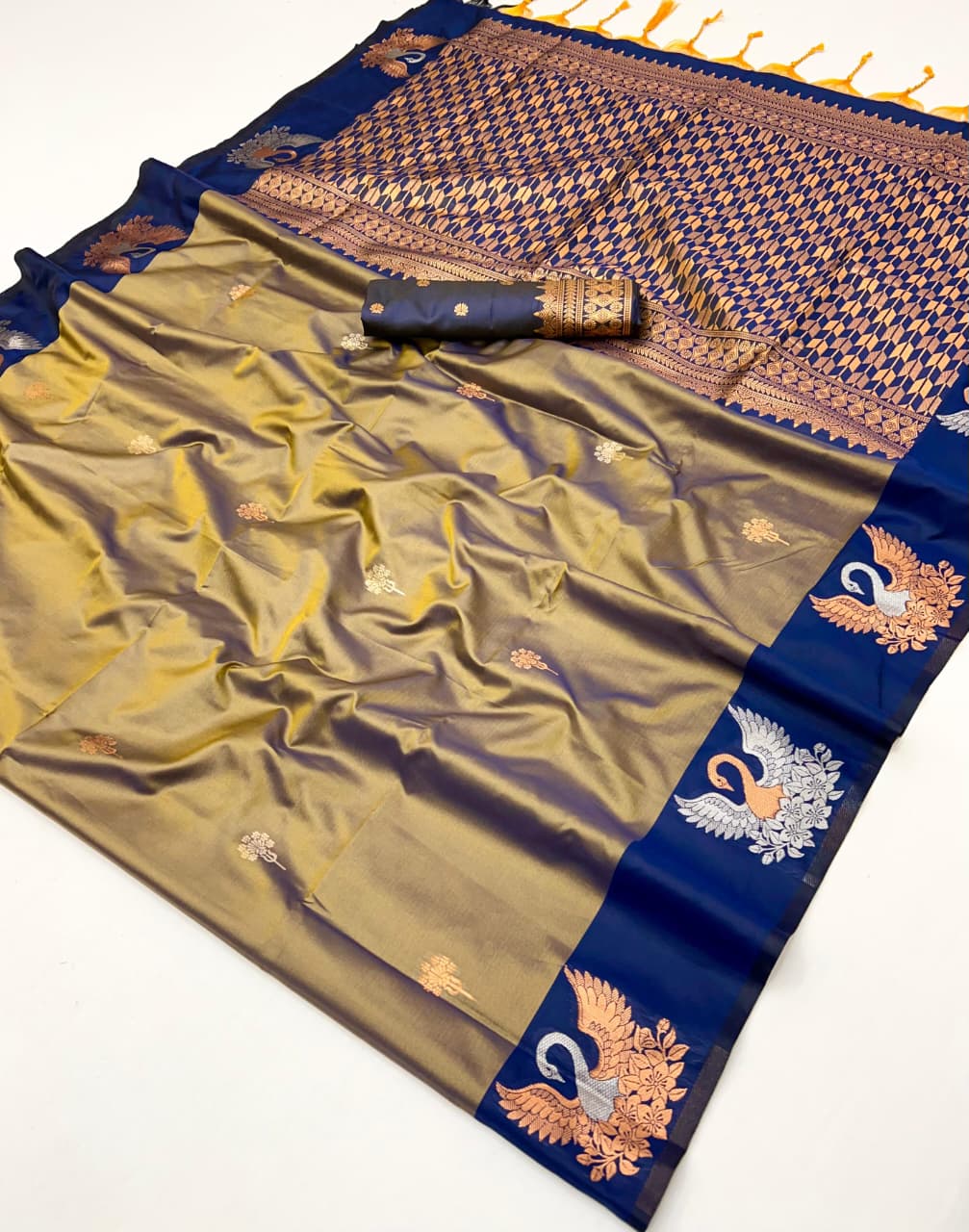Soft Handloom Dual Tone Effect Saree with Brocade Zari Pallu – ₹1399