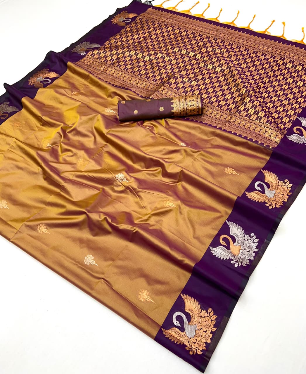 Soft Handloom Dual Tone Effect Saree with Brocade Zari Pallu – ₹1399